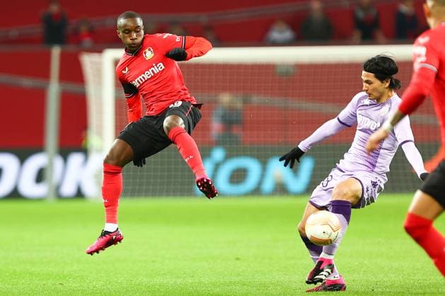 Moussa Diaby (Bayer 04 Leverkusen) li. und Takumi Minamino (AS Monaco) Bayer 04 Leverkusen vs. AS Monaco, Fussball, UEFA Europa League, K.O Round Play-Off Hinspiel, Spielzeit 2022 2023, 16.02.2023 Leverkusen Nordrhein-Westfalen Deutschland