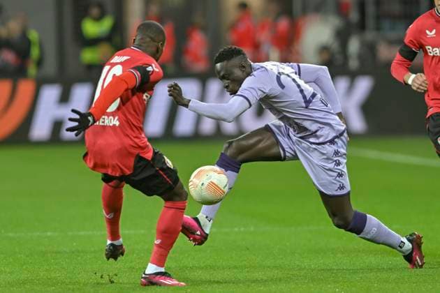 v. li. im Zweikampf Moussa Diaby ( 19, Bayer Leverkusen) Krepin Diatta ( 27, AS Monaco) 16.02.2023 Fussball Europa League, Bayer 04 Leverkusen vs AS Monaco, BayArena, Leverkusen, NRW Germany