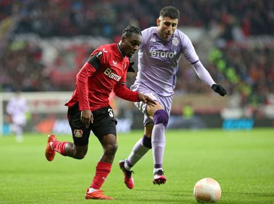 16.02.2023, Fussball UEFA Europa League 2022 2023, K.-o.-Runden-Play-off, Bayer 04 Leverkusen - AS Monaco, in der BayArena Leverkusen. (L-R) Jeremie Frimpong (Bayer Leverkusen) gegen Guillermo Maripan (AS Monaco)