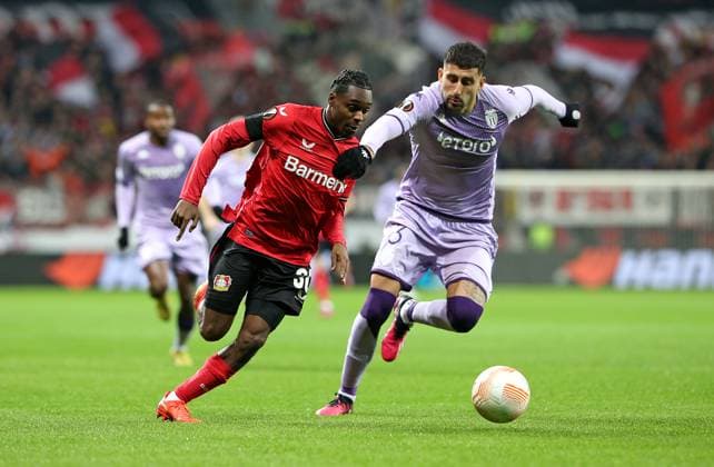 16.02.2023, Fussball UEFA Europa League 2022 2023, K.-o.-Runden-Play-off, Bayer 04 Leverkusen - AS Monaco, in der BayArena Leverkusen. (L-R) Jeremie Frimpong (Bayer Leverkusen) gegen Guillermo Maripan (AS Monaco)