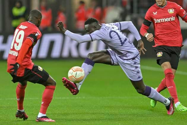 v. li. im Zweikampf Moussa Diaby ( 19, Bayer Leverkusen) Krepin Diatta ( 27, AS Monaco) 16.02.2023 Fussball Europa League, Bayer 04 Leverkusen vs AS Monaco, BayArena, Leverkusen, NRW Germany