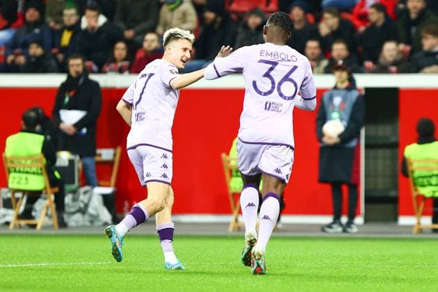 Aleksandr Golovin (AS Monaco) und Breel Embolo (AS Monaco) feiert das Tor zum 0:1. Bayer 04 Leverkusen vs. AS Monaco, Fussball, UEFA Europa League, K.O Round Play-Off Hinspiel, Spielzeit 2022 2023, 16.02.2023 Leverkusen Nordrhein-Westfalen Deutschland