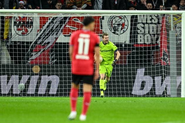 GER, Europa League, Bayer Leverkusen vs. AS Monaco 16.02.2023, BayArena , Leverkusen , GER, Europa League, Bayer Leverkusen vs. AS Monaco im Bild picture shows Breel Embolo (AS Monaco 36) schießt das Tor zum 1:0. Torwart Lukas Hradecky (Bayer Leverkusen 1) regt sich auf.