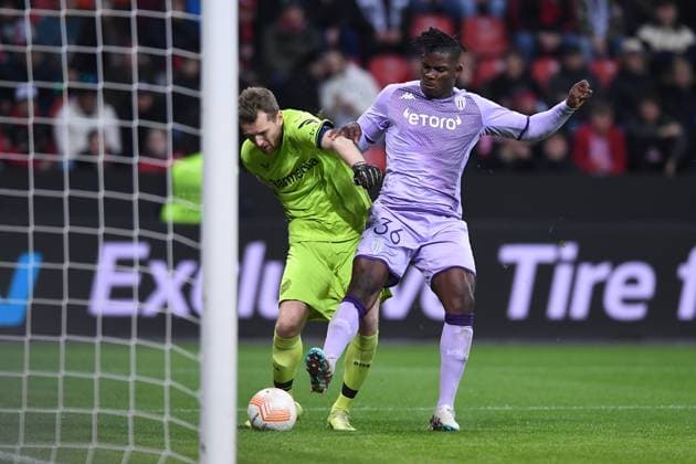 Fußball Europa League K.-o.-Runde-Play-off Bayer 04 Leverkusen - AS Monaco am 16.02.2023 in der BayArena in Leverkusen Torschuss Tor zum 0:1 durch Breel Embolo ( Monaco ) Lukas Hradecky ( Leverkusen ), links - Breel Embolo ( Monaco ), rechts