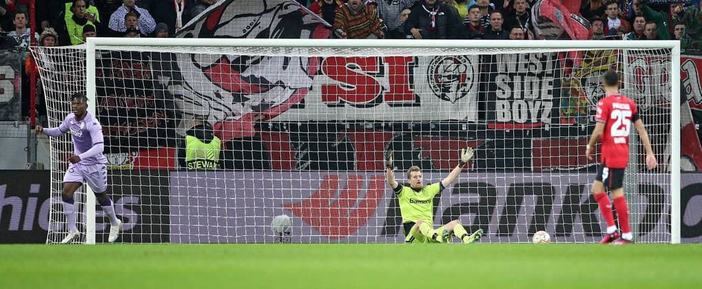 16.02.2023, Fussball UEFA Europa League 2022 2023, K.-o.-Runden-Play-off, Bayer 04 Leverkusen - AS Monaco, in der BayArena Leverkusen. Tor zum 0:1, Torschütze Breel Embolo (li., AS Monaco), Torwart Lukas Hradecky (mi., Bayer Leverkusen)