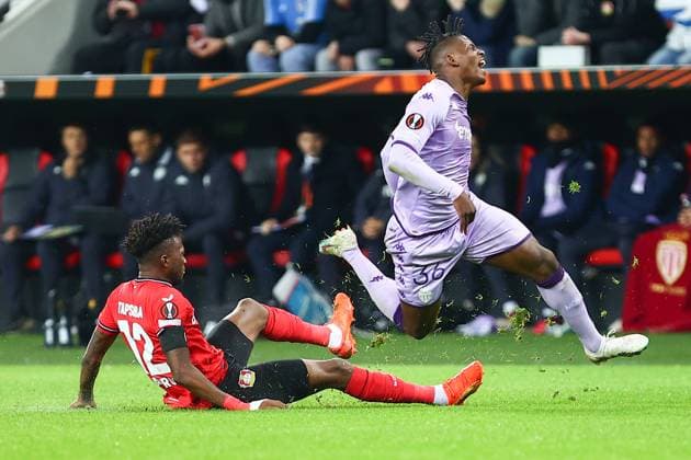 Gelbe Karte für Edmond Tapsoba (Bayer 04 Leverkusen) für den foul an Breel Embolo (AS Monaco). Bayer 04 Leverkusen vs. AS Monaco, Fussball, UEFA Europa League, K.O Round Play-Off Hinspiel, Spielzeit 2022 2023, 16.02.2023 Leverkusen Nordrhein-Westfalen Deutschland