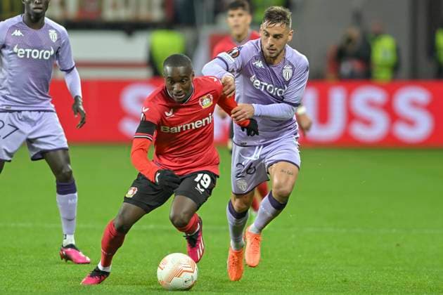 v. li. im Zweikampf Moussa Diaby ( 19, Bayer Leverkusen) Ruben Aguilar ( 26, AS Monaco) 16.02.2023 Fussball Europa League, Bayer 04 Leverkusen vs AS Monaco, BayArena, Leverkusen, NRW Germany