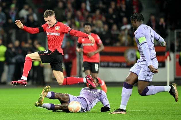 Leverkusen, Bayarena, 16.02.23, GER, Herren, UEFA Europa League, Bayer 04 Leverkusen - AS Monaco Bild: v. li. im Zweikampf Florian Wirtz (Leverkusen) und Mohamed Camara (AS Monaco) Nur fuer journalistische Zwecke! Only for editorial use! Gemaess den Vorgaben der DFL Deutsche Fußball Liga ist es untersagt, in dem Stadion und oder vom Spiel angefertigte Fotoaufnahmen in Form von Sequenzbildern und oder videoaehnlichen Fotostrecken zu verwerten bzw. verwerten zu lassen. DFL regulations prohibit any use of photographs as image sequences and or quasi-video. Nordrhein-Westfalen Deutschland