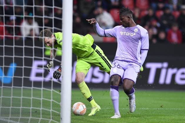 Sport Bilder des Tages Fußball Europa League K.-o.-Runde-Play-off Bayer 04 Leverkusen - AS Monaco am 16.02.2023 in der BayArena in Leverkusen Torschuss Tor zum 0:1 durch Eigentor Lukas Hradecky ( Leverkusen ) Lukas Hradecky ( Leverkusen ), links - Breel Embolo ( Monaco ), rechts