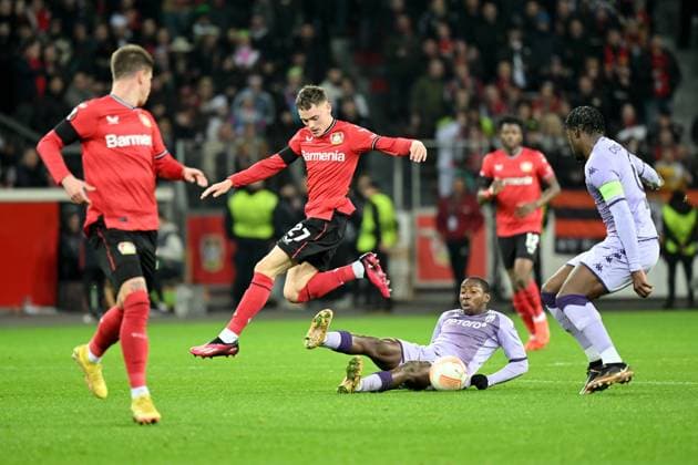 Leverkusen, Bayarena, 16.02.23, GER, Herren, UEFA Europa League, Bayer 04 Leverkusen - AS Monaco Bild: v. li. im Zweikampf Florian Wirtz (Leverkusen) und Mohamed Camara (AS Monaco) Nur fuer journalistische Zwecke! Only for editorial use! Gemaess den Vorgaben der DFL Deutsche Fußball Liga ist es untersagt, in dem Stadion und oder vom Spiel angefertigte Fotoaufnahmen in Form von Sequenzbildern und oder videoaehnlichen Fotostrecken zu verwerten bzw. verwerten zu lassen. DFL regulations prohibit any use of photographs as image sequences and or quasi-video. Nordrhein-Westfalen Deutschland