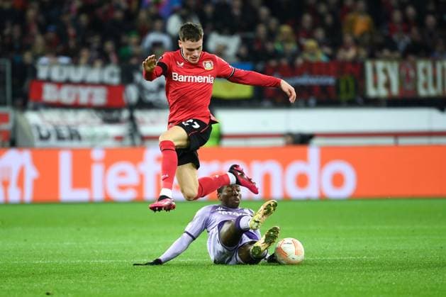 Florian Wirtz (Bayer 04 Leverkusen), li., gegen Mohamed Camara (AS Monaco) 16.02.2023, Fussball Europa League, Saison 2022 23, K.o. Runden Play off, Bayer 04 Leverkusen - AS Monaco Leverkusen BayArena Nordrhein Westfalen Deutschland
