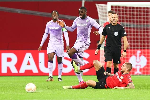 Youssouf Fofana (AS Monaco) im Zweikampf, Aktion, mit Robert Andrich (Bayer 04 Leverkusen) Bayer 04 Leverkusen vs. AS Monaco, Fussball, UEFA Europa League, K.O Round Play-Off Hinspiel, Spielzeit 2022 2023, 16.02.2023 Leverkusen Nordrhein-Westfalen Deutschland