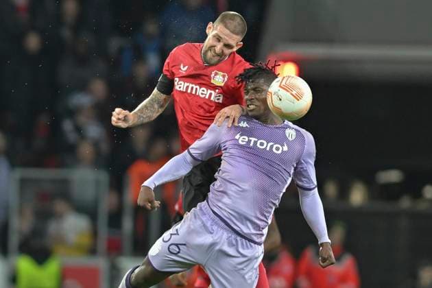 Kopfball Kopfballduell Robert Andrich ( 8, Bayer Leverkusen) Breel Embolo ( 36, AS Monaco) 16.02.2023 Fussball Europa League, Bayer 04 Leverkusen vs AS Monaco, BayArena, Leverkusen, NRW Germany