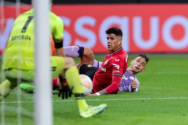 16.02.2023, Fussball, Saison 2022 2023, UEFA Europa League, UEL, Play-Off, Hinspiel, Bayer 04 Leverusen - AS Monaco, v. l. Piero Hincapie (Bayer 04 Leverkusen), Ruben Aguilar (AS Monaco), xRHR-FOTO DEx Copyright: DennisxEwert RHR-FOTOx RHR-FOTO DE
