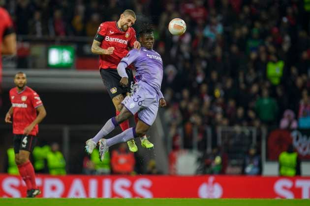 Fußball: Champions League, Saison 2022 2023, Achtelfinale, Bayer 04 Leverkusen - AS Monaco am 16.02.2023 in Leverkusen (Nordrhein-Westfalen). Leverkusen s Robert Andrich im Zweikampf mit Monaco™s Breel Embolo im Kopfballduell, Copyright: xKirchnerx xChristopherxNeundorfx