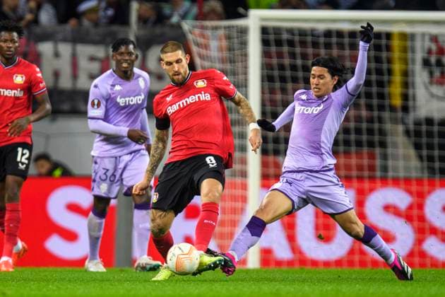 Fußball: Champions League, Saison 2022 2023, Achtelfinale, Bayer 04 Leverkusen - AS Monaco am 16.02.2023 in Leverkusen (Nordrhein-Westfalen). Leverkusen s Robert Andrich im Zweikampf mit Monaco™s Takumi Minamino Copyright: xKirchnerx xChristopherxNeundorfx