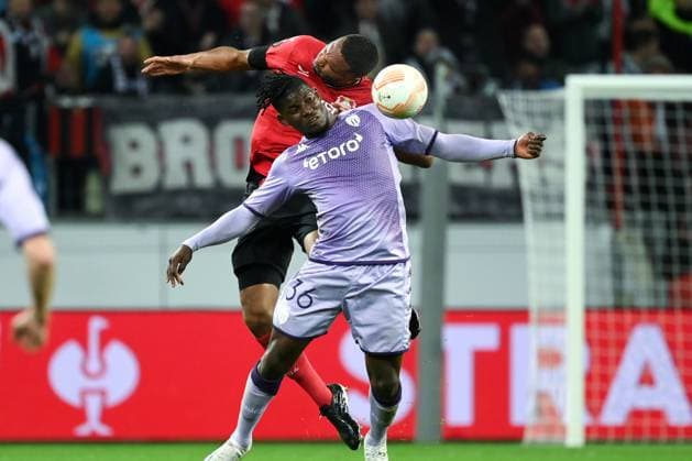 Jonathan Tah (Bayer 04 Leverkusen), re., gegen Breel Embolo (AS Monaco) 16.02.2023, Fussball Europa League, Saison 2022 23, K.o. Runden Play off, Bayer 04 Leverkusen - AS Monaco Leverkusen BayArena Nordrhein Westfalen Deutschland