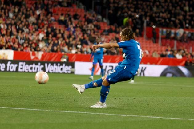 February 16, 2023, Seville, Spain: XAVI SIMONS of PSV shoots during the Europa League Play-off (1st leg) soccer match between Sevilla FC and PSV Eindhoven at the Ramon Sanchez Pizjuan Stadium Seville Spain - ZUMAa142 20230216_zap_a142_002 Copyright: xDanielxGonzalezxAcunax