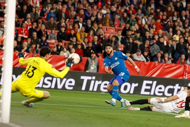 February 16, 2023, Seville, Spain: YASSINE BOUNOU of Sevilla (L) makes a save during the Europa League Play-off (1st leg) soccer match between Sevilla FC and PSV Eindhoven at the Ramon Sanchez Pizjuan Stadium Seville Spain - ZUMAa142 20230216_zap_a142_004 Copyright: xDanielxGonzalezxAcunax