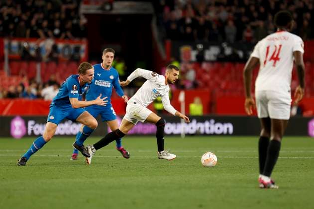 February 16, 2023, Seville, Spain: JOAN JORDAN of Sevilla (R) vies for the ball with LUUK DE JONG of PSV (L) during the Europa League Play-off (1st leg) soccer match between Sevilla FC and PSV Eindhoven at the Ramon Sanchez Pizjuan Stadium Seville Spain - ZUMAa142 20230216_zap_a142_009 Copyright: xDanielxGonzalezxAcunax