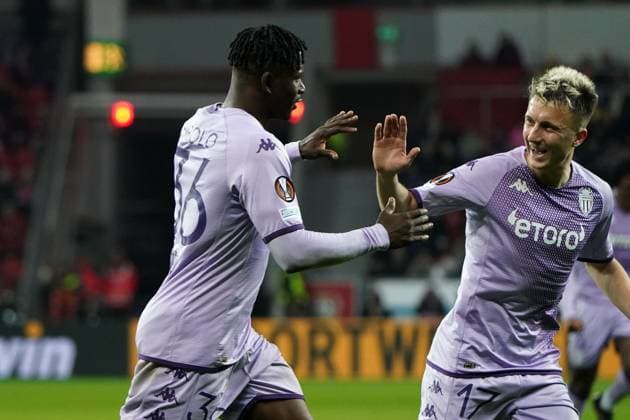 Fussball,UEFA Europa League 2022 2023, Bayer 04 Leverkusen - AS Monaco 16.02.2023, Bayarena Leverkusen, Breel Embolo, aleksandr golovin beide AS Monaco, jubeln