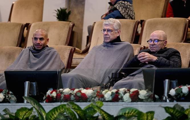 2023 WTA, Tennis Damen Qatar TotalEnergies Open FIFA-Direktor fuer globale Fussballfoerderung, Arsene Wenger (FRA) auf der VIP Tribuene mit Decke FIFA-Direktor fuer globale Fussballfoerderung, Arsene Wenger (FRA)