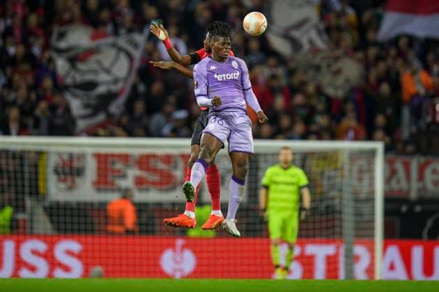 Fußball: Champions League, Saison 2022 2023, Achtelfinale, Bayer 04 Leverkusen - AS Monaco am 16.02.2023 in Leverkusen (Nordrhein-Westfalen). Monaco™s Breel Embolo im Zweikampf mit Leverkusen s Edmond Tapsoba im Kopfballduell, Copyright: xKirchnerx xChristopherxNeundorfx