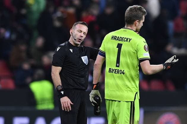 Fußball Europa League K.-o.-Runde-Play-off Bayer 04 Leverkusen - AS Monaco am 16.02.2023 in der BayArena in Leverkusen FIFA Schiedsrichter Orel Grinfeeld ( Israel ), links - Lukas Hradecky ( Leverkusen ), rechts
