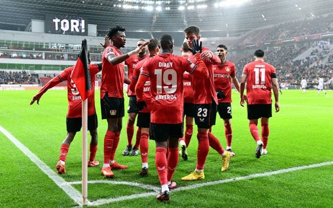 Fussball, Deutschland, Herren, Europa League, Saison 2022 2023, BayArena Leverkusen, Bayer Leverkusen - AS Monaco; Jubel Moussa Diaby (LEV) nach seinem Tor zum 1:1. Jubel, Freude, Aktion. UEFA REGULATIONS PROHIBIT ANY USE OF PHOTOGRAPHS AS IMAGE SEQUENCES AND OR QUASI-VIDEO