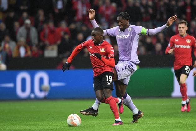 Fußball Europa League K.-o.-Runde-Play-off Bayer 04 Leverkusen - AS Monaco am 16.02.2023 in der BayArena in Leverkusen Moussa Diaby ( Leverkusen ), links - Axel Disasi ( Monaco ), rechts Torschuss Tor zum 1:1 durch Moussa Diaby ( Leverkusen )