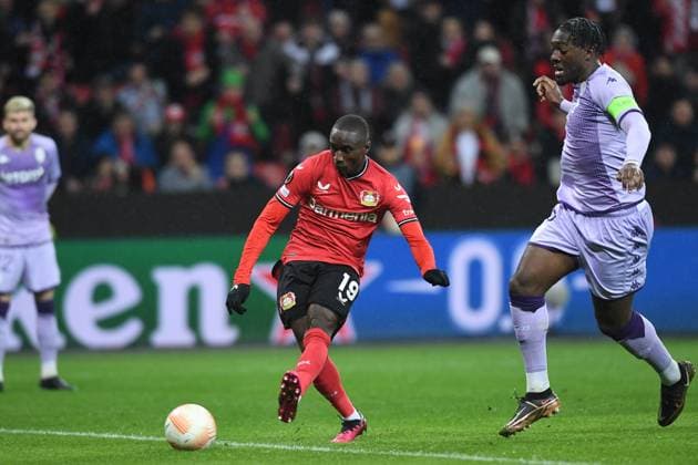 Fußball Europa League K.-o.-Runde-Play-off Bayer 04 Leverkusen - AS Monaco am 16.02.2023 in der BayArena in Leverkusen Moussa Diaby ( Leverkusen ), links - Axel Disasi ( Monaco ), rechts Torschuss Tor zum 1:1 durch Moussa Diaby ( Leverkusen )