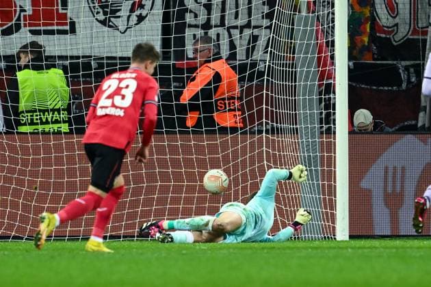 GER, Europa League, Bayer Leverkusen vs. AS Monaco 16.02.2023, BayArena , Leverkusen , GER, Europa League, Bayer Leverkusen vs. AS Monaco im Bild picture shows Florian Wirtz (Bayer Leverkusen 27) schießt das Tor zum 2:1 und Alexander Nübel (AS Monaco 16) kann nix machen.