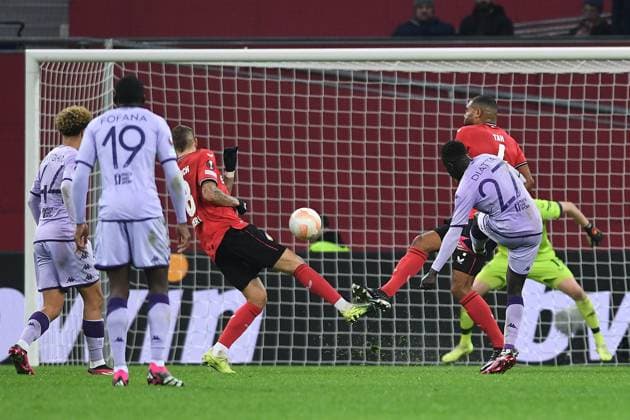 Fußball Europa League K.-o.-Runde-Play-off Bayer 04 Leverkusen - AS Monaco am 16.02.2023 in der BayArena in Leverkusen Torschuss Tor zum 2:2 durch Krepin Diatta ( Monaco )