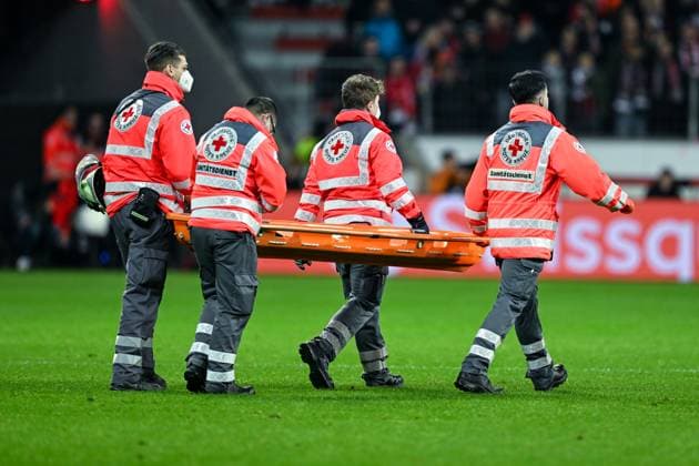 GER, Europa League, Bayer Leverkusen vs. AS Monaco 16.02.2023, BayArena , Leverkusen , GER, Europa League, Bayer Leverkusen vs. AS Monaco im Bild picture shows Trage wird gebracht.