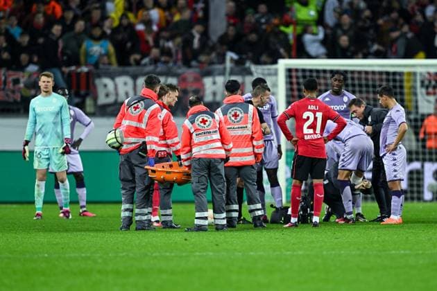 GER, Europa League, Bayer Leverkusen vs. AS Monaco 16.02.2023, BayArena , Leverkusen , GER, Europa League, Bayer Leverkusen vs. AS Monaco im Bild picture shows Trage wird gebracht.