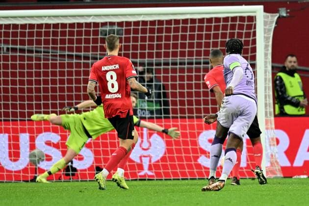 Leverkusen, Bayarena, 16.02.23, GER, Herren, UEFA Europa League, Bayer 04 Leverkusen - AS Monaco Bild: Axel Disasi (AS Monaco) macht das Tor zum 2:3 Nur fuer journalistische Zwecke! Only for editorial use! Gemaess den Vorgaben der DFL Deutsche Fußball Liga ist es untersagt, in dem Stadion und oder vom Spiel angefertigte Fotoaufnahmen in Form von Sequenzbildern und oder videoaehnlichen Fotostrecken zu verwerten bzw. verwerten zu lassen. DFL regulations prohibit any use of photographs as image sequences and or quasi-video. Nordrhein-Westfalen Deutschland