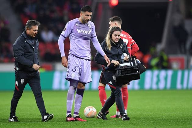 Fußball Europa League K.-o.-Runde-Play-off Bayer 04 Leverkusen - AS Monaco am 16.02.2023 in der BayArena in Leverkusen Guillermo Maripan ( Monaco ) verlässt verletzt den Platz Verletzung