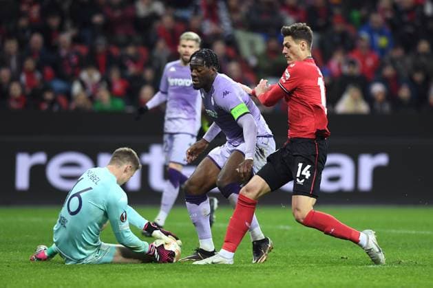 Fußball Europa League K.-o.-Runde-Play-off Bayer 04 Leverkusen - AS Monaco am 16.02.2023 in der BayArena in Leverkusen Alexander Nübel ( Monaco ), links - Axel Disasi ( Monaco ), mitte - Patrik Schick ( Leverkusen ), rechts