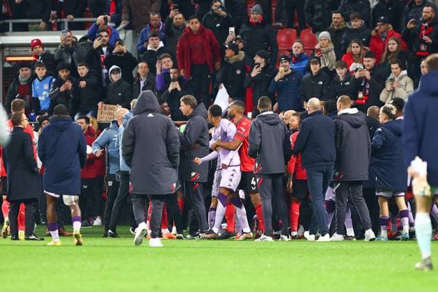 Tumult nach Spielende. Bayer 04 Leverkusen vs. AS Monaco, Fussball, UEFA Europa League, K.O Round Play-Off Hinspiel, Spielzeit 2022 2023, 16.02.2023 Leverkusen Nordrhein-Westfalen Deutschland