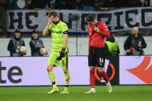Sport Bilder des Tages Torwart Lukas Hradecky (Bayer 04 Leverkusen), Patrik Schick (Bayer 04 Leverkusen), v.li., nach dem Spiel 16.02.2023, Fussball Europa League, Saison 2022 23, K.o. Runden Play off, Bayer 04 Leverkusen - AS Monaco Leverkusen BayArena Nordrhein Westfalen Deutschland