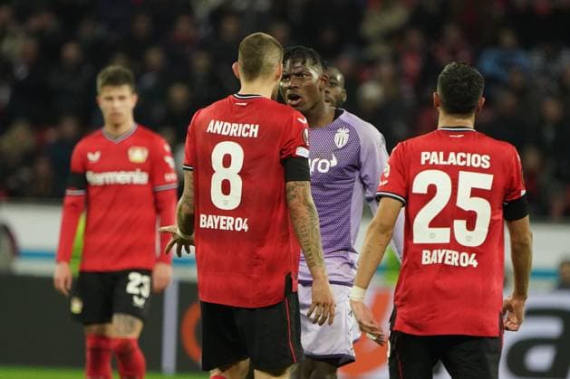 Fussball,UEFA Europa League 2022 2023, Bayer 04 Leverkusen - AS Monaco 16.02.2023, Robert Andrich Bayarena Leverkusen, Breel Embolo, AS Monaco, Streiten,