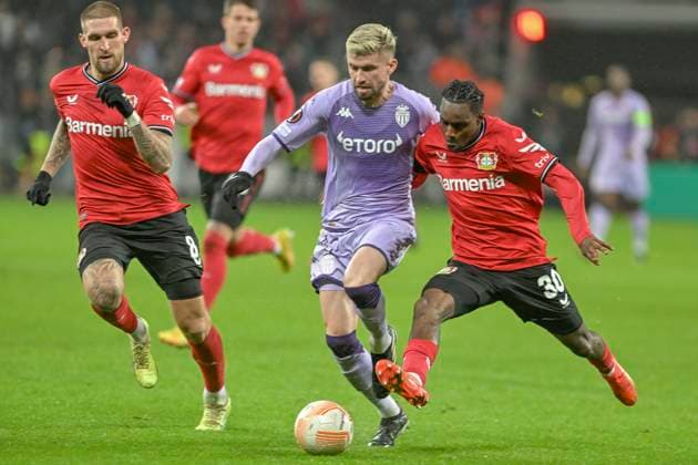 v. li. im Kampf um den Ball Robert Andrich ( 8, Bayer Leverkusen) Caio Henrique ( 12, AS Monaco) Jeremie Frimpong ( 30, Bayer Leverkusen) 16.02.2023 Fussball Europa League, Bayer 04 Leverkusen vs AS Monaco, BayArena, Leverkusen, NRW Germany
