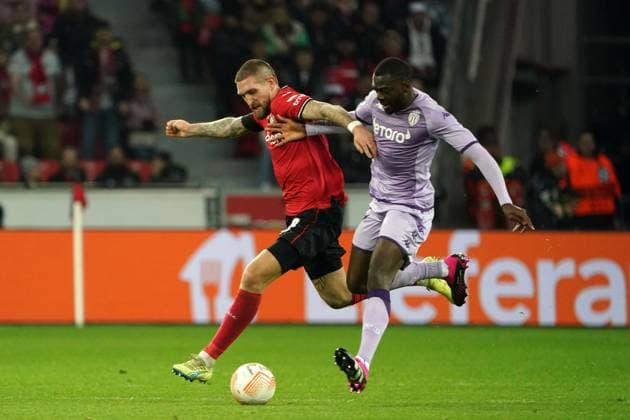 Fussball,UEFA Europa League 2022 2023, Bayer 04 Leverkusen - AS Monaco 16.02.2023, Bayarena Leverkusen, Robert Andrich, Bayer 04 Leverkusen, Youssouf Fofana, AS Monaco,
