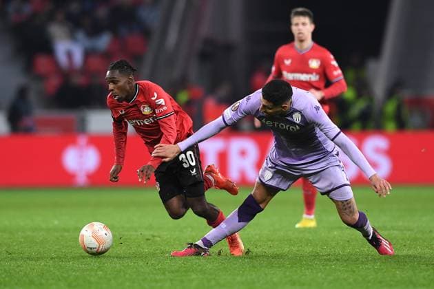 Fußball Europa League K.-o.-Runde-Play-off Bayer 04 Leverkusen - AS Monaco am 16.02.2023 in der BayArena in Leverkusen Jeremie Frimpong ( Leverkusen ), links - Guillermo Maripan ( Monaco ), rechts