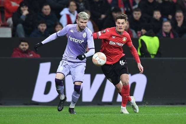 Fußball Europa League K.-o.-Runde-Play-off Bayer 04 Leverkusen - AS Monaco am 16.02.2023 in der BayArena in Leverkusen Caio Henrique ( Monaco ), links - Patrik Schick ( Leverkusen ), rechts