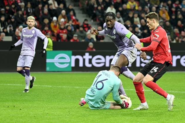 Leverkusen, Bayarena, 16.02.23, GER, Herren, UEFA Europa League, Bayer 04 Leverkusen - AS Monaco Bild: v.li. Torwart Alexander Nuebel (AS Monaco), Axel Disasi (AS Monaco) und Patrik Schick (Leverkusen) Nur fuer journalistische Zwecke! Only for editorial use! Gemaess den Vorgaben der DFL Deutsche Fußball Liga ist es untersagt, in dem Stadion und oder vom Spiel angefertigte Fotoaufnahmen in Form von Sequenzbildern und oder videoaehnlichen Fotostrecken zu verwerten bzw. verwerten zu lassen. DFL regulations prohibit any use of photographs as image sequences and or quasi-video. Nordrhein-Westfalen Deutschland