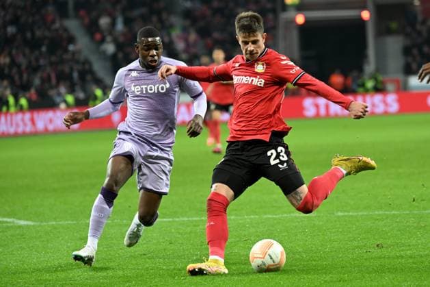 Leverkusen, Bayarena, 16.02.23, GER, Herren, UEFA Europa League, Bayer 04 Leverkusen - AS Monaco Bild: v. li. im Zweikampf Eliot Matazo (AS Monaco) und Adam Hlozek (Leverkusen) Nur fuer journalistische Zwecke! Only for editorial use! Gemaess den Vorgaben der DFL Deutsche Fußball Liga ist es untersagt, in dem Stadion und oder vom Spiel angefertigte Fotoaufnahmen in Form von Sequenzbildern und oder videoaehnlichen Fotostrecken zu verwerten bzw. verwerten zu lassen. DFL regulations prohibit any use of photographs as image sequences and or quasi-video. Nordrhein-Westfalen Deutschland