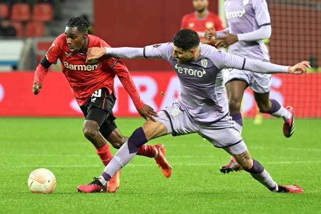 Leverkusen, Bayarena, 16.02.23, GER, Herren, UEFA Europa League, Bayer 04 Leverkusen - AS Monaco Bild: v. li. im Zweikampf Jeremie Frimpong (Leverkusen) und Guillermo Maripan (AS Monaco) Nur fuer journalistische Zwecke! Only for editorial use! Gemaess den Vorgaben der DFL Deutsche Fußball Liga ist es untersagt, in dem Stadion und oder vom Spiel angefertigte Fotoaufnahmen in Form von Sequenzbildern und oder videoaehnlichen Fotostrecken zu verwerten bzw. verwerten zu lassen. DFL regulations prohibit any use of photographs as image sequences and or quasi-video. Nordrhein-Westfalen Deutschland