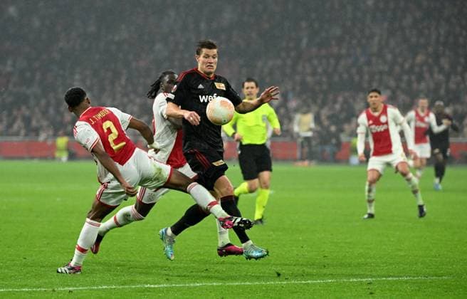 Fussball, Herren, Saison 2022 2023, Europa League (Play-Offs zum Achtelfinale, Hinspiel), Ajax Amsterdam - 1. FC Union Berlin (0:0), v. l. Jurrien Timber (Ajax Amsterdam), Calvin Bassey (Ajax Amsterdam), Kevin Behrens (1. FC Union Berlin), 16.02. 2023, Copyright: xMatthiasxKochx