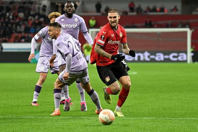 Leverkusen, Bayarena, 16.02.23, GER, Herren, UEFA Europa League, Bayer 04 Leverkusen - AS Monaco Bild: v. li. im Zweikampf Ruben Aguilar (AS Monaco) und Robert Andrich (Leverkusen) Nur fuer journalistische Zwecke! Only for editorial use! Gemaess den Vorgaben der DFL Deutsche Fußball Liga ist es untersagt, in dem Stadion und oder vom Spiel angefertigte Fotoaufnahmen in Form von Sequenzbildern und oder videoaehnlichen Fotostrecken zu verwerten bzw. verwerten zu lassen. DFL regulations prohibit any use of photographs as image sequences and or quasi-video. Nordrhein-Westfalen Deutschland